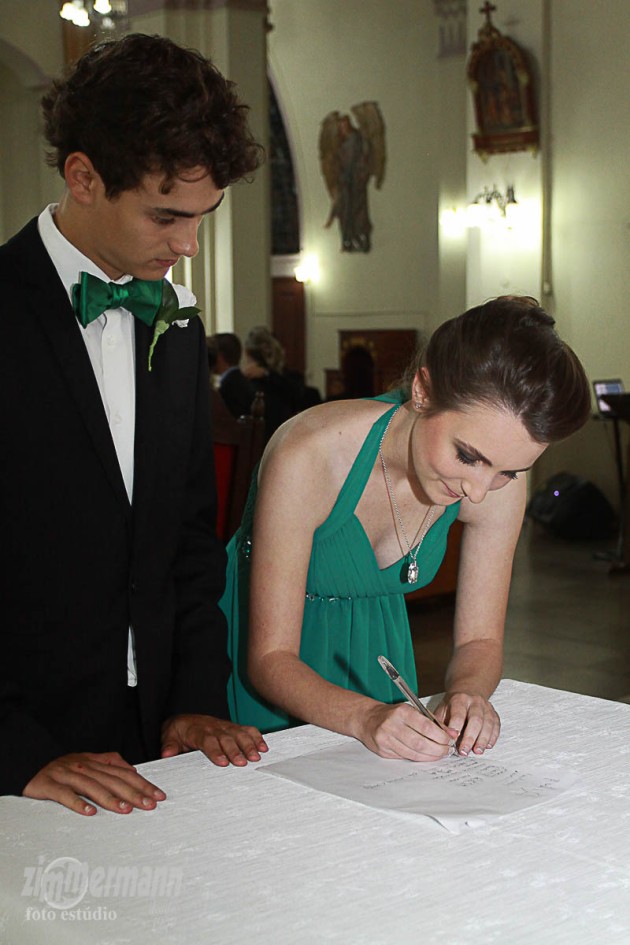 Padrinho and Madrinha signing as witnesses